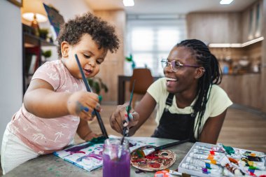 Bir çocuk ve bir anne güzel bir sanat deneyimini paylaşıyor, resim..