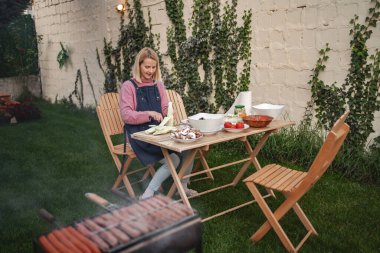 Taze sebzeleri yemyeşil bir bahçede barbekü için hazırlıyorum..