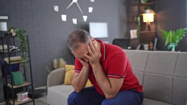 Bir erkek sakin bir evde ezici duygularla boğuşur..