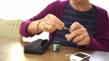 Bir insan kan şekeri seviyesini ölçmek için kapalı bir ortamda monitör ve test bantları kullanır. Bu uygulama sağlık bilincini ve öz bakımını teşvik etmektedir..