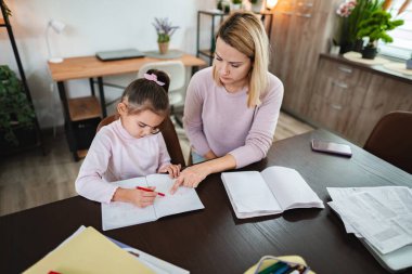 Genç bir kız, annesi masada ödevlerine yardım ederken öğrenir..