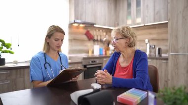 Dost canlısı bir sağlık uzmanı, sıcak bir mutfak ortamında son sınıf öğrencisiyle görüşür, kişisel sağlık danışmanlığı yapar ve refah ihtiyaçlarını tartışır..