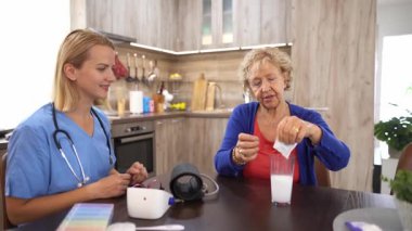 Sağlık uzmanları, tanıdık ve konforlu bir ortamda sağlık faaliyetlerinde bulunurken aynı zamanda gerekli bakımı almalarını sağlayarak, kendi ülkelerindeki yaşlılara kişisel destek sağlıyorlar..
