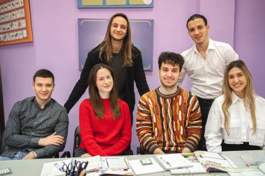 Lisan okulunda bir grup mutlu öğrenci..