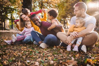 Sonbahar Sarılması: Aile Aşkının Örtüsü.