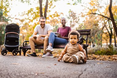 Oğullarıyla parkta melez bir çift..