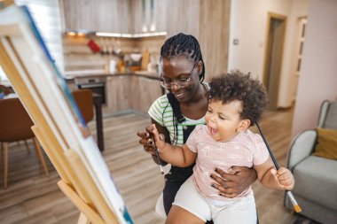 Bir anne ve onun mutlu çocuğu birlikte sanat yaratıyorlar..