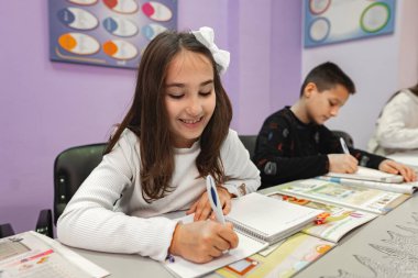 Dil okulunda okuyan bir grup ilkokul öğrencisi.