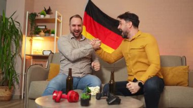 İki arkadaş zaferlerini neşe ve hareketlerle kutluyor..