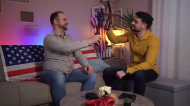 İki arkadaş sıcak, davetkar bir yerde samimi bir konuşma yapar..