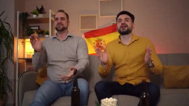 İki arkadaş, neşe dolu, önemsiz bir oyun gecesinin tadını çıkarır..