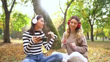 Güzel bir günde iki arkadaş aynı kahkahayı ve müziği paylaşıyor..