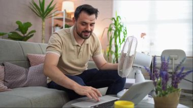 Sıcak bir yaz gününde bir adam çalışma yerinde serin kalır..