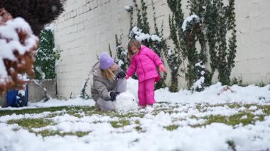 Karda neşe ve yaratıcılığın canlandığı neşeli bir öğleden sonranın tadını çıkar..