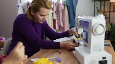 Sıcak, davetkar bir dikiş stüdyosunda güzel elbiseler yaratmak..