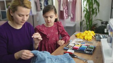 Bir anne ve kız, rahat çalışma alanlarında projeler dikerken birbirlerine bağlanırlar..