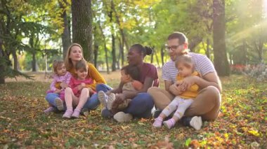 Sonbahar Sarılması: Aile Aşkının Örtüsü.