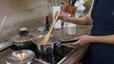 Sıcak ve davetkar bir mutfakta, yetenekli bir şef bir tencere kaynar suyu karıştırır ve lezzetli bir makarna yemeği yapmaya hazırlanır. Kokular havayı dolduruyor, yaratıcı aşçılığa ilham veriyor..