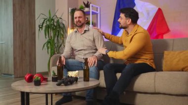 İki arkadaş sıcak ve davetkar bir yerde samimi bir anı paylaşıyor..