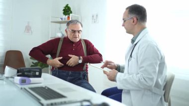 Bir sağlık uzmanı, yaşlı bir beyle sağlık sorunlarını tartışır..