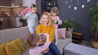 Çocuklar anneleriyle birlikte güzelliği keşfederken neşeli bir toplantı..