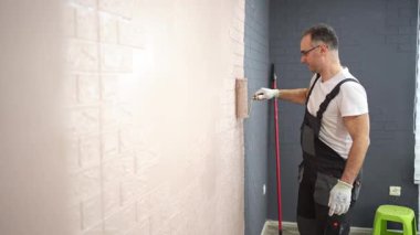 Yetenekli bir ressam odasının iç duvarını yumuşacık pembe bir tonla yenilerken aynı zamanda odaya doku katar. Davetkar atmosfer yaratıcılık ve sıcaklık yayıyor..
