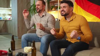 Arkadaşlar takımlarının kazanmasını abur cubur ve içeceklerle kutlarlar..