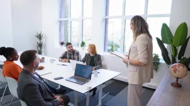 Bir liderin takım ile görüşlerini paylaştığı dinamik bir tartışma ortaya çıkıyor..