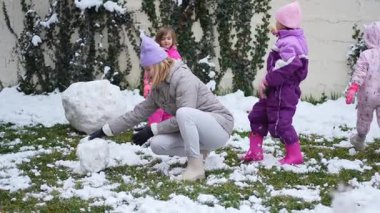 Aileler kartopu yapmaktan ve kışın dışarıda oynamaktan zevk alırlar..