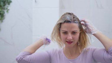 Samimi bir banyoda saç boyamak, canlı gölgeler ve stillerle deneyler yapmak..