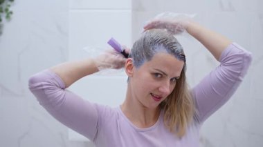 Saç rengini, parlak bir banyoda neşeli bir dokunuşla değiştiriyor..