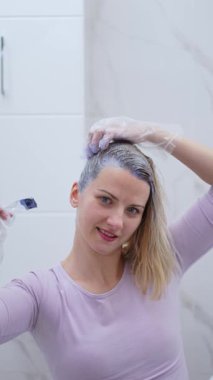 Bir kadın saçını parlak ışıkta boyarken şık bir dönüşüm gerçekleşir..