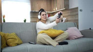 Bir oyuncu rahat bir ortamda daldırıcı bir oyun oturumundan zevk alır.