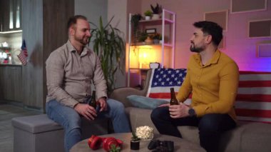 İki arkadaş rahatlamış bir akşamın keyfini çıkarıyorlar. İçkiler ve canlı sohbetler..