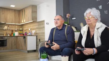 Yaşlı çiftler oyun oynarlar, rahat uzayda kahkahalar atarlar..