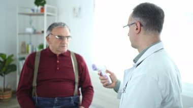 Doktor, yaşlı bir adamla yenilikçi sağlık çözümlerini paylaşıyor.