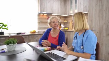 Sıcak bir öğleden sonra, son sınıf öğrencisi bir kadın sıcak mutfağında kişisel check-up yaptırıyor. İlgili doktor sağlık konularını tartışırken bir dizüstü bilgisayar ve ilaç organizatörüyle yardımcı olur..