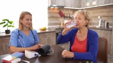 Kendini işine adamış bir doktor, evde bulunan yaşlı bir kadın için sağlık değerlendirmesi yapar ve hayati sağlık faaliyetlerinde bulunurken kendisini rahat ve bilgili hissetmesini sağlar..