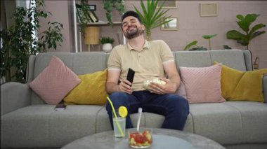 Kahkahalar odayı doldururken keyifli bir rahatlama anının tadını çıkar..