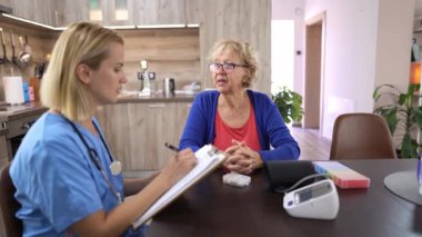 Bir sağlık uzmanı, evdeki yaşlıları ayrıntılı bir şekilde inceleyerek, sağlık sorunlarını tartışır ve destekleyici bir ortamda gerekli bakımı sağlar..