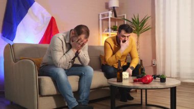 İki arkadaş abur cubur ve içeceklerin tadını çıkarırken duyguları hisseder..