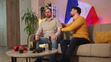 İki arkadaş renk dolu sıcak bir yaşam alanında duygusal olarak bağlanır..