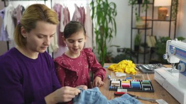 Güzel elbiseler yaparken paylaşılan sevgi dolu bir an..