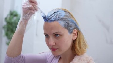 Yaratıcı dönüşüm, bir kadının saçlarını parlak maviyle renklendirmesiyle başlar..