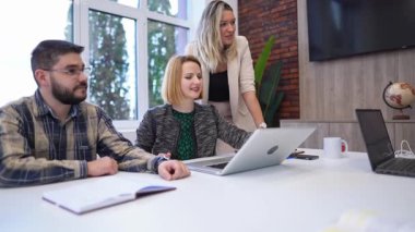 Yenilikçi çözümlere odaklanmış yaratıcı bir tartışmaya girişen bir ekip.