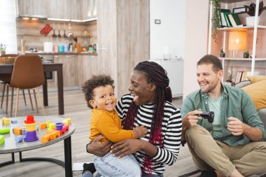 Neşeli bir aile evine davet edildiğinde oyun oynayarak kaliteli zaman geçirir..