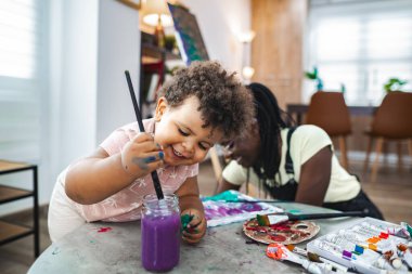 Küçük sanatçılar yaratıcılıklarını canlı renkler ve kahkahalarla keşfederler..