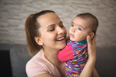 Bakıcı anne yeni doğmuş bebeği evde tutuyor..