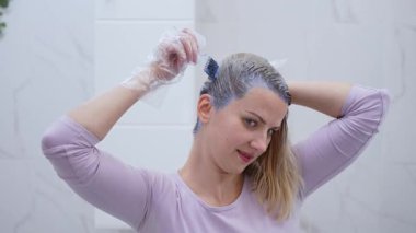 Saçlarını coşku ve yaratıcılıkla boyarken anın tadını çıkar..