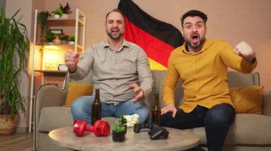 İki arkadaş, rahat bir yaşam alanında büyük bir zaferi kutluyor..